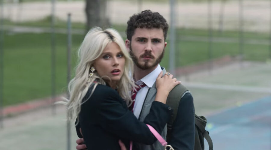 Isadora e Dídac si accorgono dell'auto in “Élite”. Credits: Cattura schermo/Netflix.