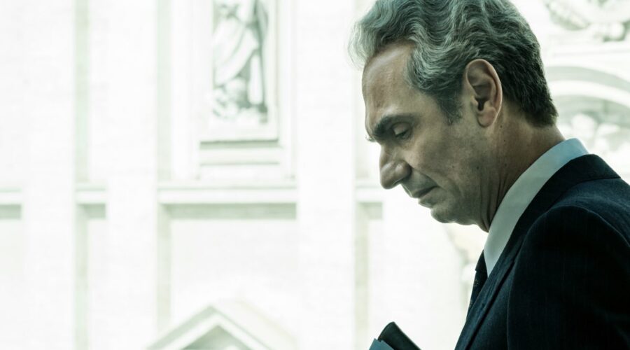 Fabrizio Gifuni (Aldo Moro) in una scena di