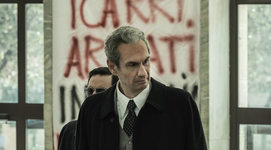 Fabrizio Gifuni (Aldo Moro) in una scena di