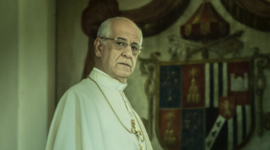 Toni Servillo (Papa Paolo VI) in una scena di 