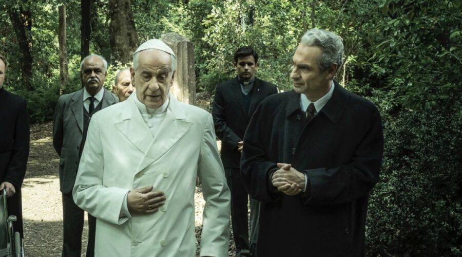 Da sinistra: Toni Servillo (Papa Paolo VI) e Fabrizio Gifuni (Aldo Moro) in una scena di 