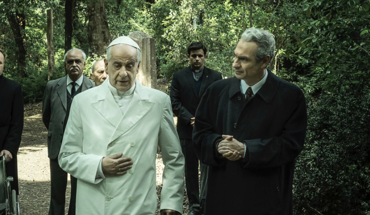Da sinistra: Toni Servillo (Papa Paolo VI) e Fabrizio Gifuni (Aldo Moro) in una scena di 