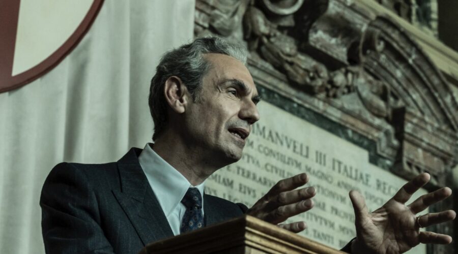 Fabrizio Gifuni (Aldo Moro) in una scena di