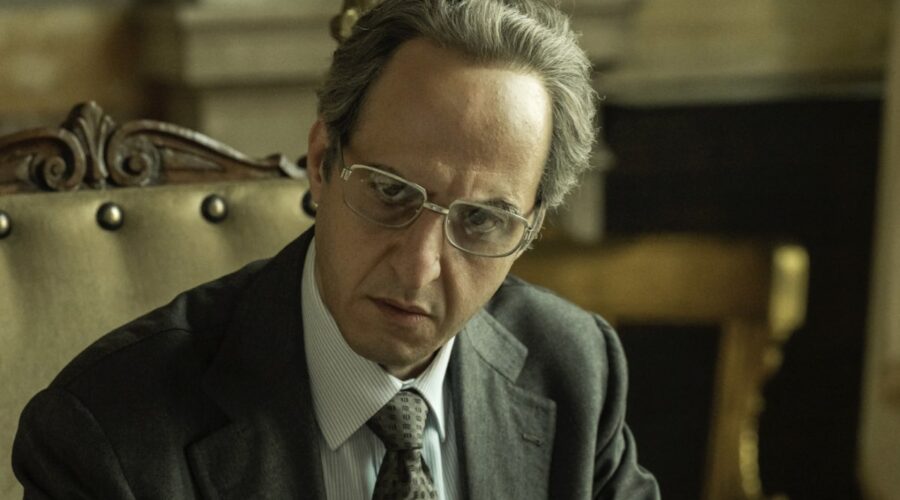 Fausto Russo Alesi (Francesco Cossiga) in una scena di 