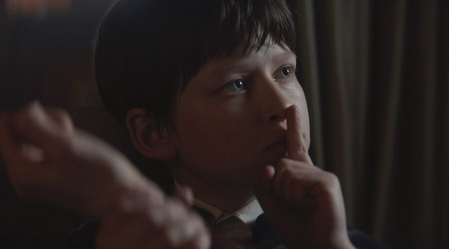 Flyn Edwards in una scena di