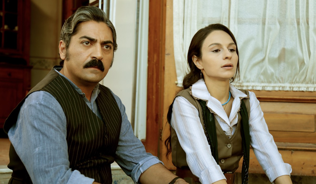Da sinistra: Bülent Polat (Gaffur Taskin) e Selin Yeninci (Saniye) in una scena di 