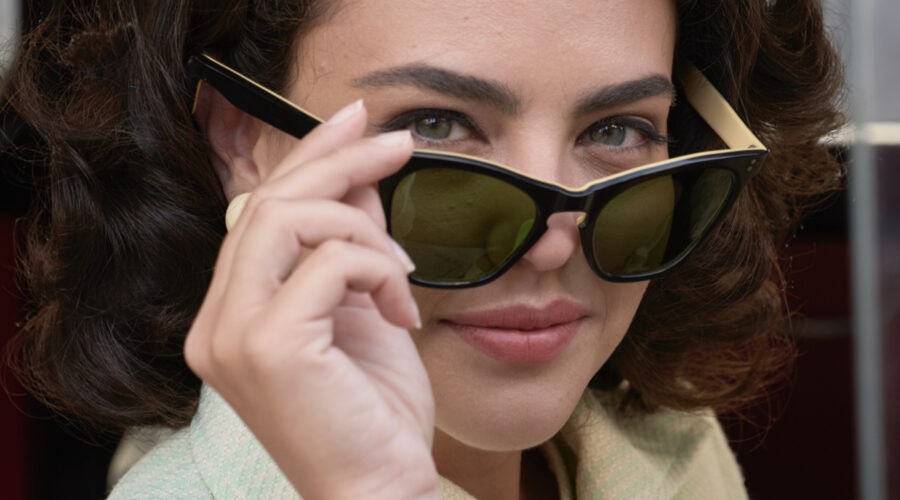 Chiara Russo (Maria Puglisi) in un posato per 