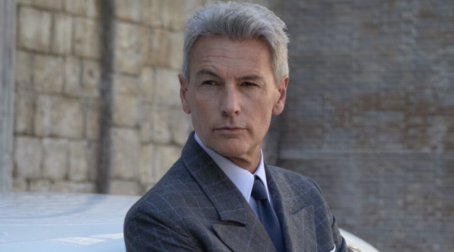 Roberto Farnesi (Umberto Guarnieri) in un posato per