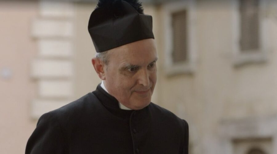 Andrea Lolli (Don Saverio) in una scena della puntata 29 de 