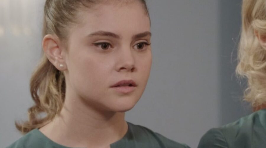 Elvira Camarrone (Clara Boscolo) in una scena della puntata 52 de