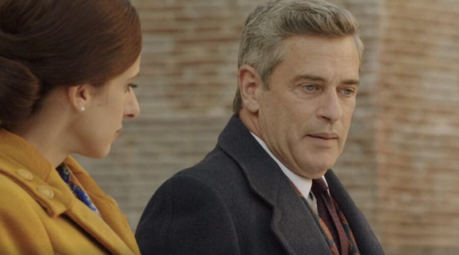 Da sinistra: Massimo Poggio (Ezio Colombo) e Lara Komar (Gloria Moreau) in una scena della puntata 54 de