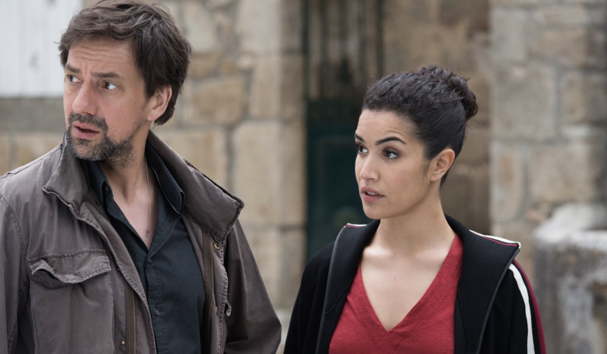 Da sinistra: Jérôme Robart (Franck) e Sabrina Ouazani (Elli) in una scena di “Con l’aiuto del cielo”. Credits: Mediaset