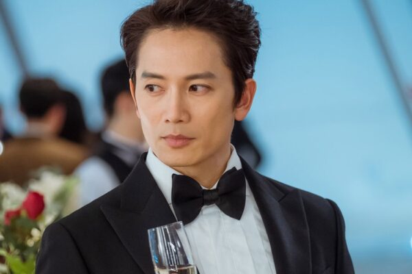 Ji Sung interpreta Kang Yo-Han in 