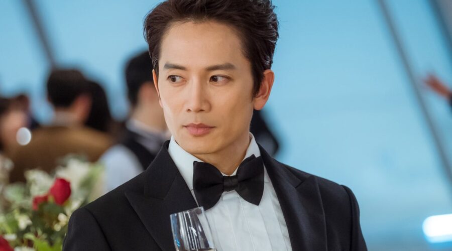 Ji Sung interpreta Kang Yo-Han in 