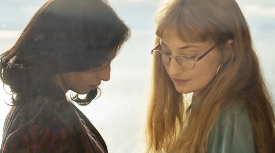 Da sinistra: Irene Maiorino (Lila) e Alba Rohrwacher (Elena) nella prima foto ufficiale de