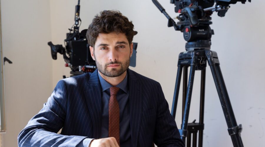 Luca Turco interpreta Niko in un posato di