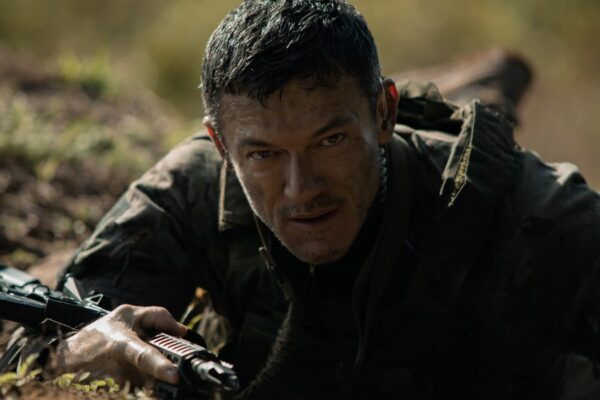 Luke Evans in una scena di