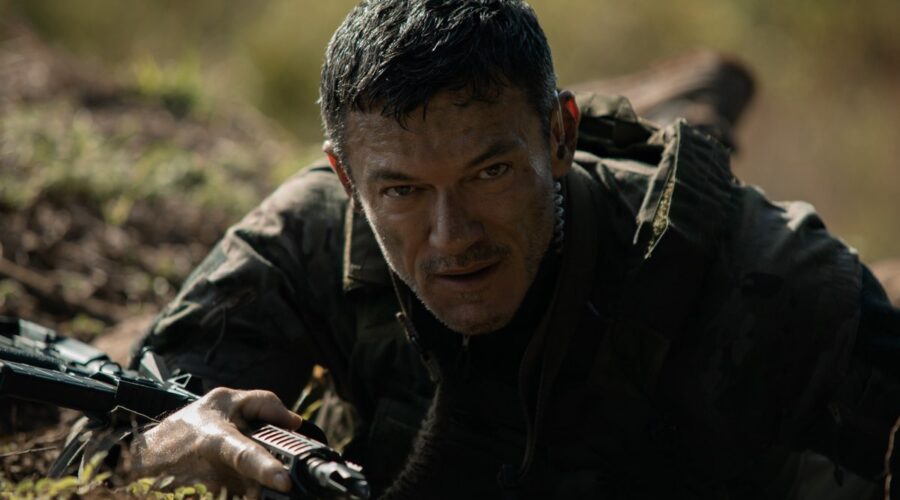 Luke Evans in una scena di