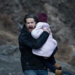 La piccola Eden Stone insieme al padre Ben in una scena di “Manifest 4” episodio 5. Credits: Netflix.