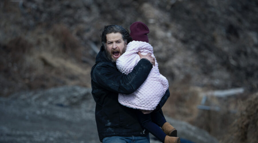 La piccola Eden Stone insieme al padre Ben in una scena di “Manifest 4” episodio 5. Credits: Netflix.