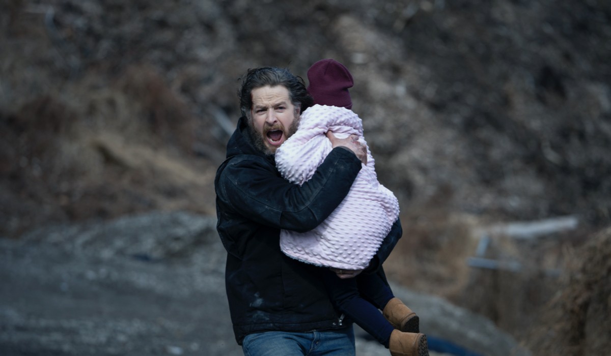 La piccola Eden Stone insieme al padre Ben in una scena di “Manifest 4” episodio 5. Credits: Netflix.