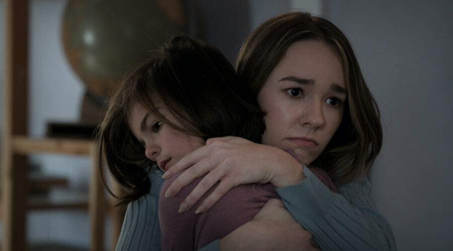 La piccola Eden Stone insieme ad Angelina in una scena di “Manifest 4” episodio 5. Credits: Netflix.