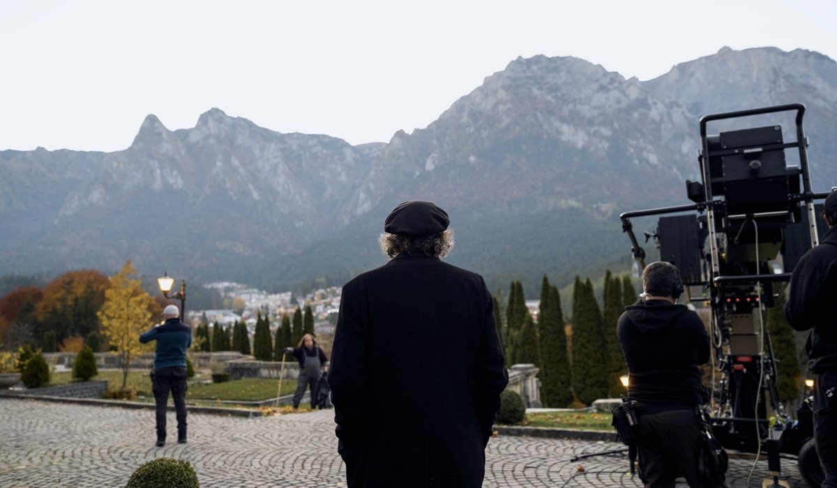 Tim Burton sul set di “Mercoledì”. Credits: Tomasz Lazar/Netflix © 2022.