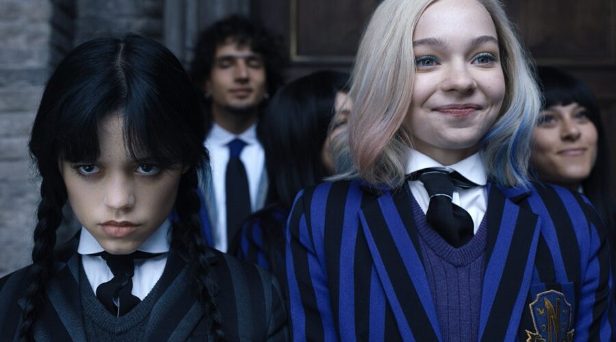 Da sinistra: Mercoledì e Enid nella serie tv. Credits: Courtesy of Netflix.