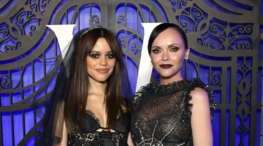 LOS ANGELES, CALIFORNIA - 16 NOVEMBRE: (L-R) Jenna Ortega e Christina Ricci partecipano alla prima mondiale di 