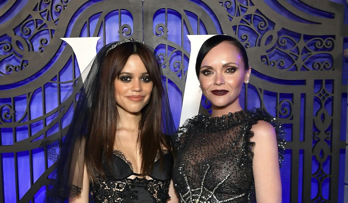 LOS ANGELES, CALIFORNIA - 16 NOVEMBRE: (L-R) Jenna Ortega e Christina Ricci partecipano alla prima mondiale di