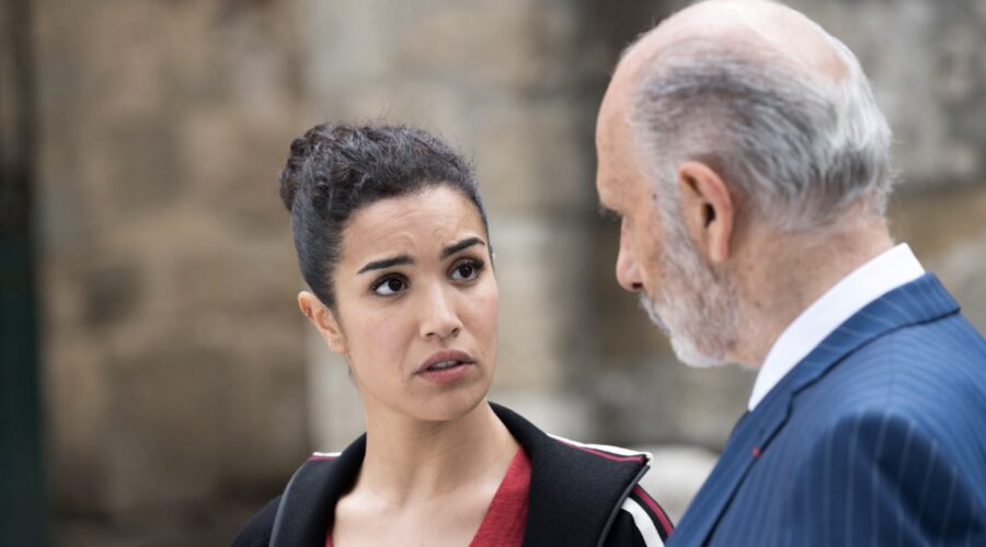 Da sinistra: Sabrina Ouazani (Elli) e Pierre Maillard (Guy Marchand) in una scena di “Con l’aiuto del cielo”. Credits: Mediaset