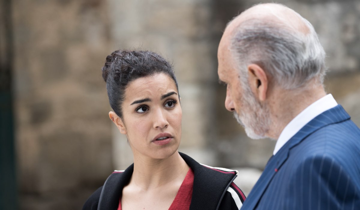 Da sinistra: Sabrina Ouazani (Elli) e Pierre Maillard (Guy Marchand) in una scena di “Con l’aiuto del cielo”. Credits: Mediaset