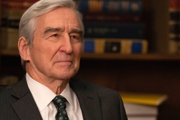 Sam Waterstone in una scena Di