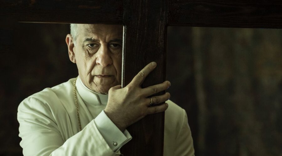 Toni Servillo (Papa Paolo VI) in una scena di