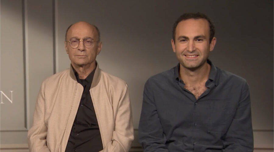 “The Crown 5”: intervista (da sinistra) a Salim Daw e Khalid Abdalla. Credits: Cattura schermo.