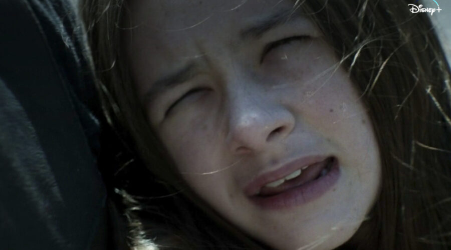 Judith (Cailey Fleming) colpita dal proiettile di Pamela nell'episodio 23 della stagione 11 di “The Walking Dead”. Credits: Cattura schermo/Disney+.