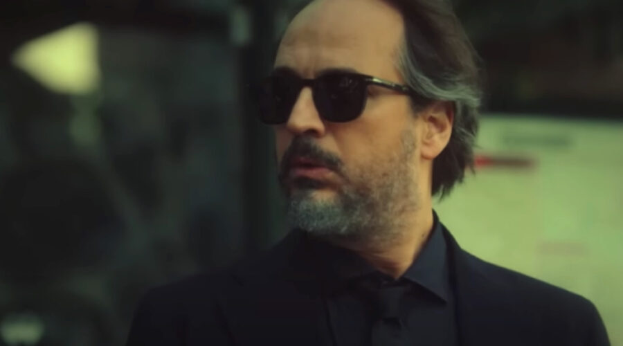 Timuçin Esen nei panni di Fuat in Ben Gri - La Zona Grigia. Credits: Disney Plus