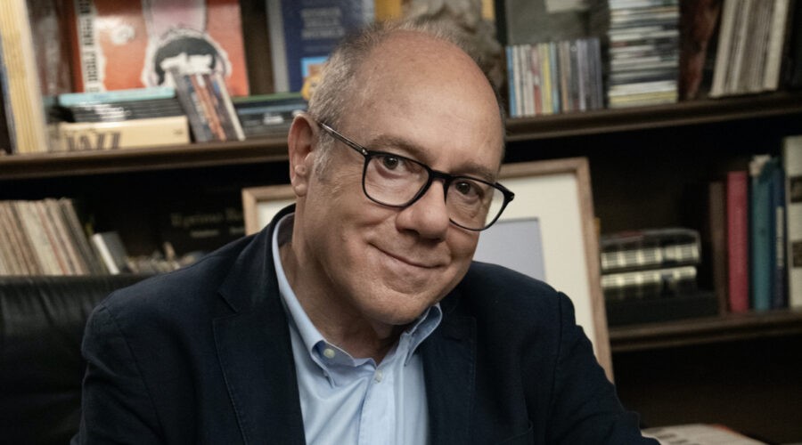 Carlo Verdone sul set della seconda stagione di “Vita Da Carlo”. Credits: FilmAuro/Paramount+.