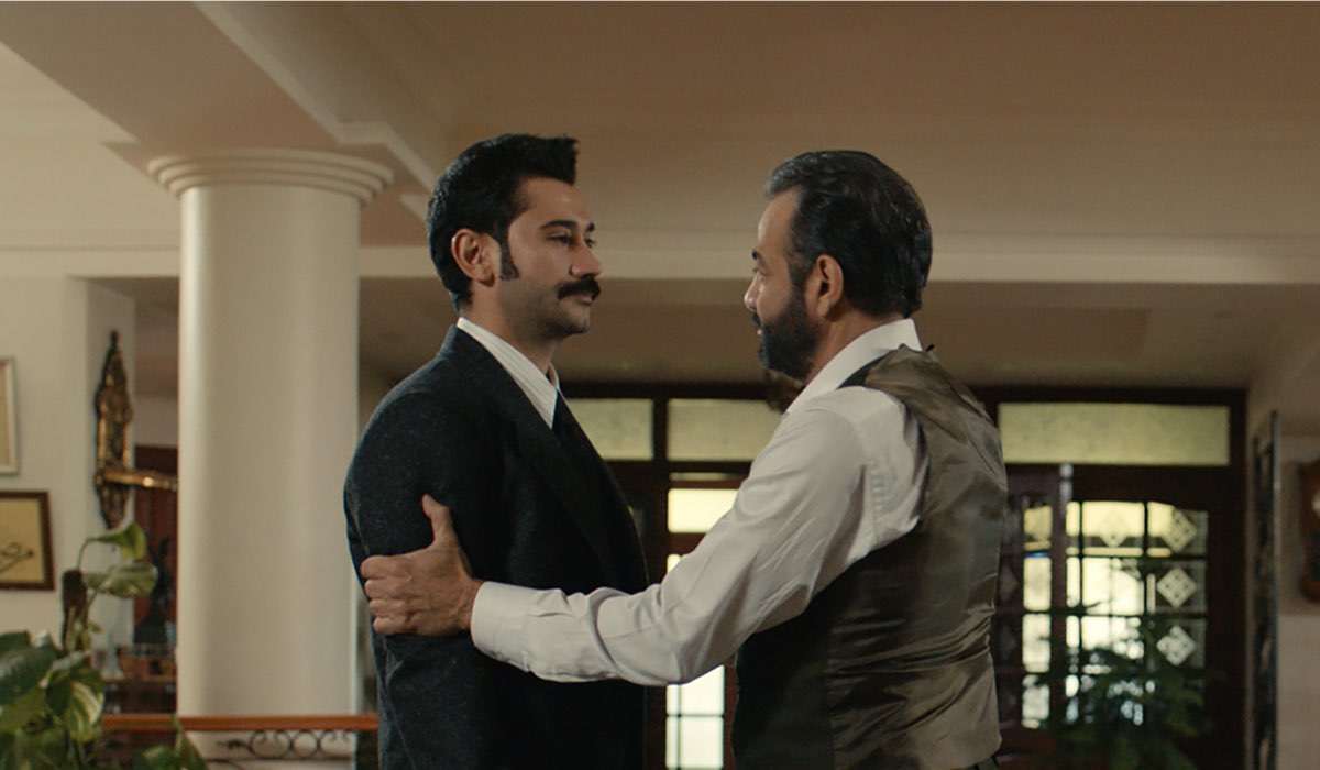 Da sinistra: Ugur Günes (Yilmaz)  e Kerem Alisik (Fekeli) in una scena di 