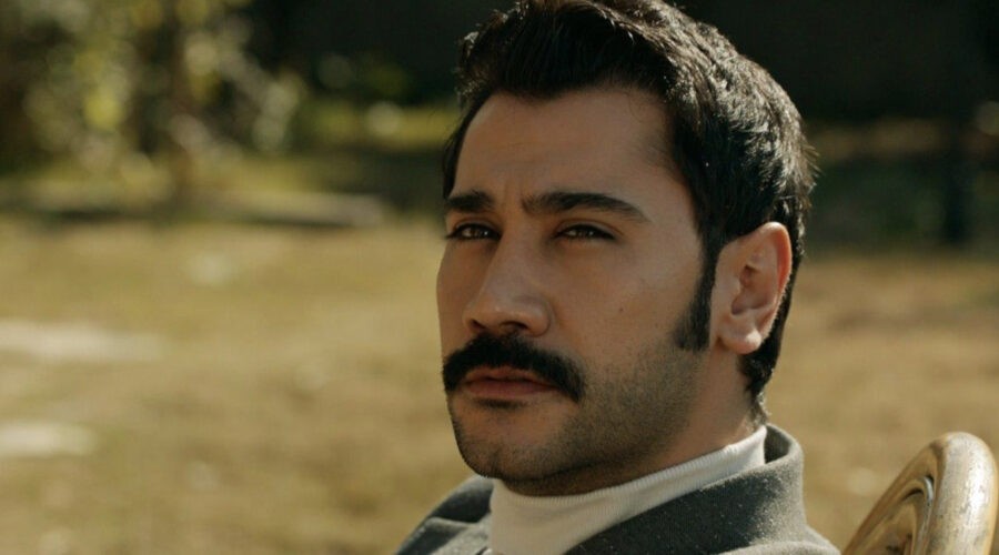 Ugur Günes (Yilmaz)
in una scena di