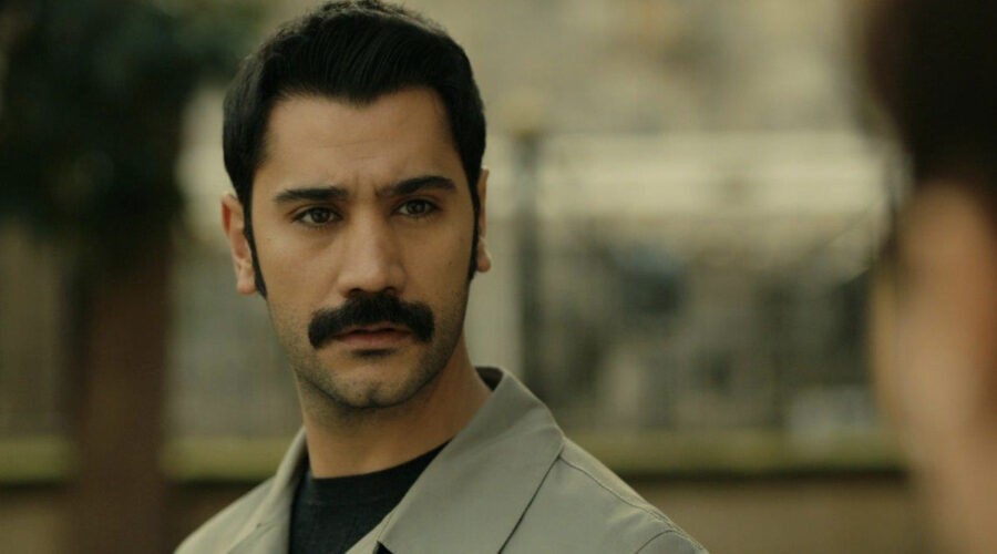 Ugur Günes (Yilmaz)  in una scena di 
