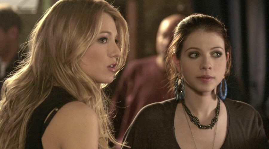 Blake Lively (Serena Van Der Woodsen) E Michelle Trachtenberg (Georgina Sparks ) In Gossip Girl Credits Sky