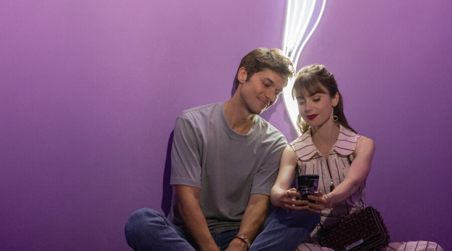 Da sinistra: Lucas Bravo e Lily Collins In 