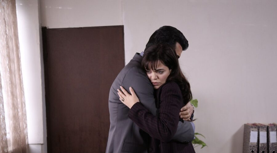 Da sinistra: Murat Ünalmis (Demir) e Hilal Altinbilek (Züleyha) in una scena di