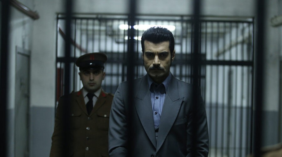 Murat Ünalmis (Demir) in una scena di