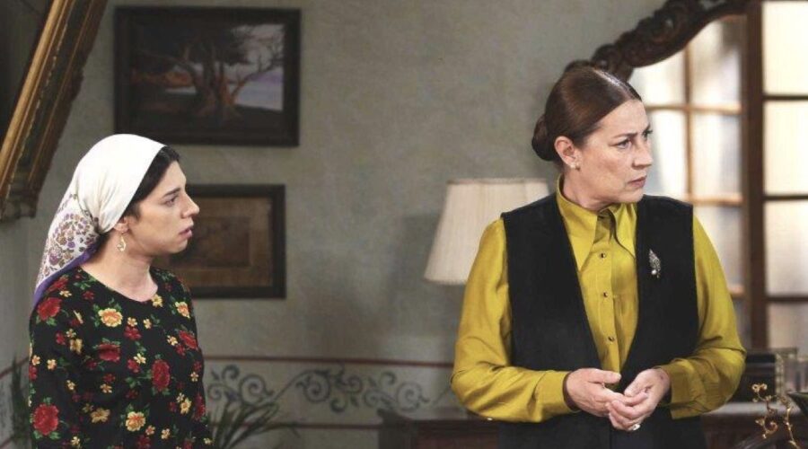 Da sinistra: Ebru Ünlü (Seher) e Vahide Perçin (Hünkar) in una scena di 