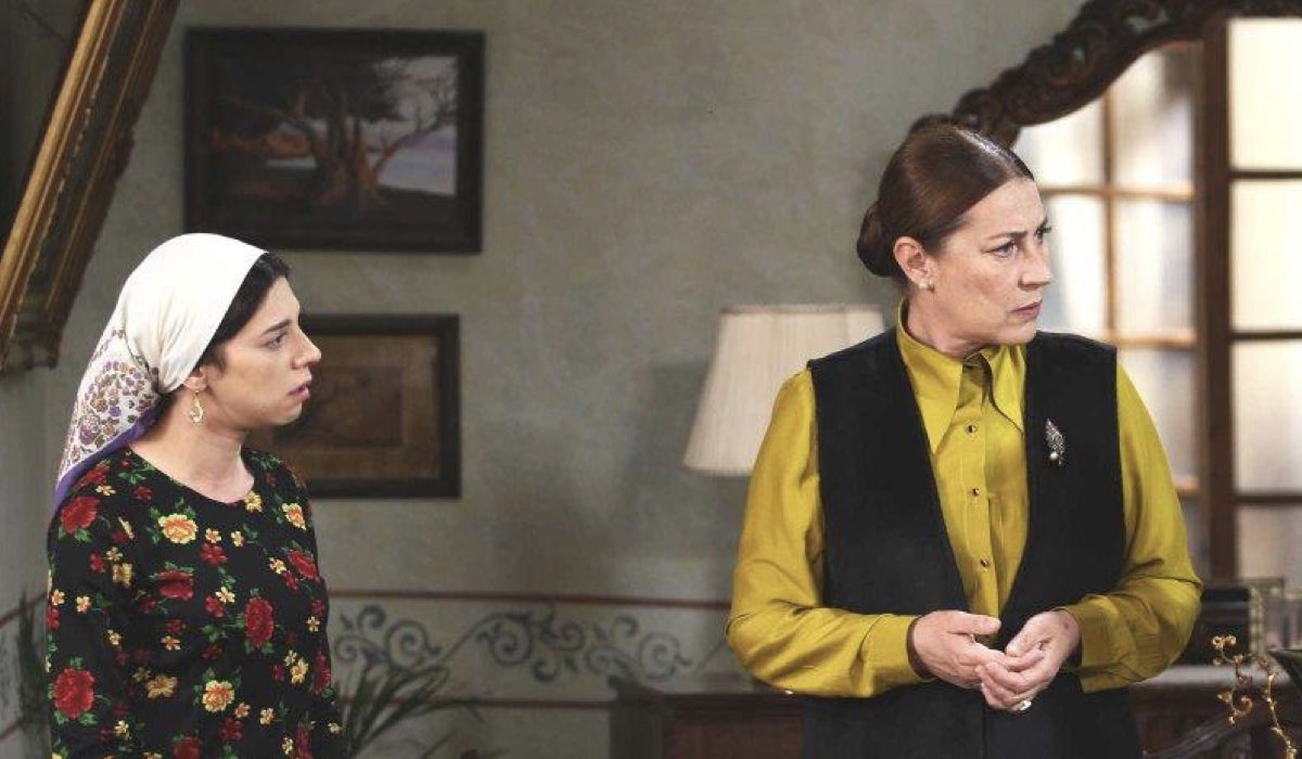 Da sinistra: Ebru Ünlü (Seher) e Vahide Perçin (Hünkar) in una scena di