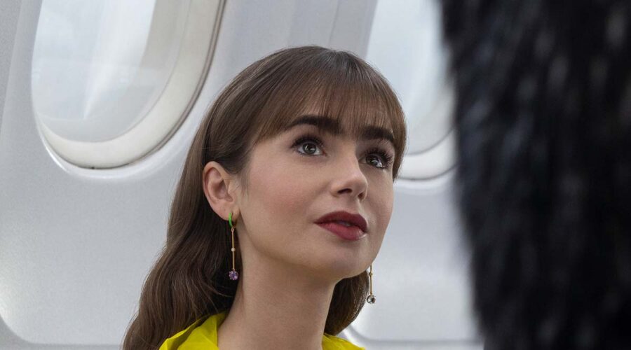 Lily Collins (Emily) nella serie