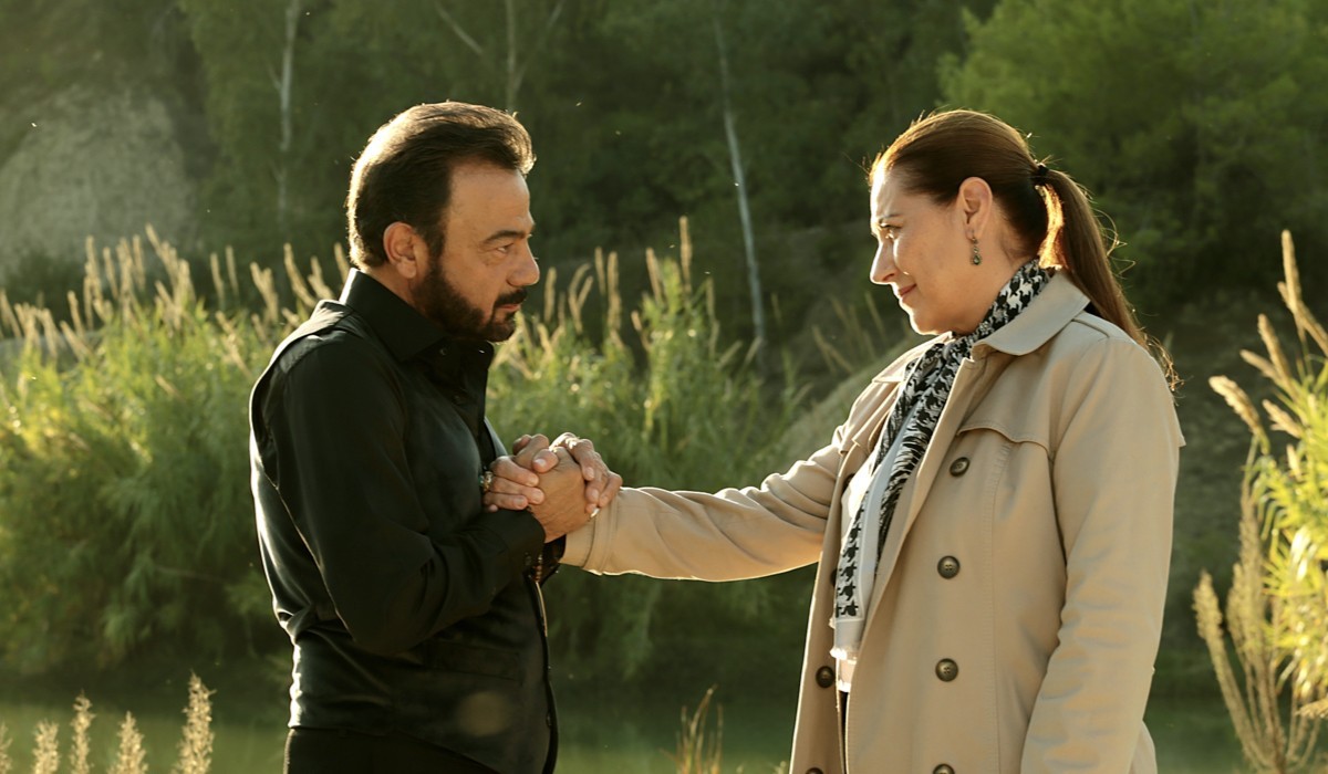 Da sinistra: Kerem Alisik (Fekeli) e Vahide Perçin (Hünkar) in una scena di 