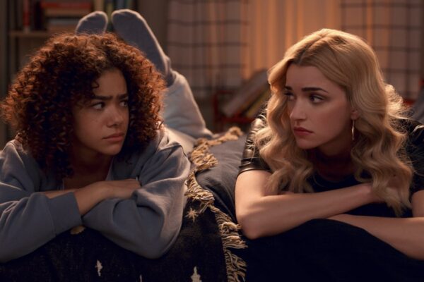 Da sinistra a destra: Antonia Gentry nel ruolo di Ginny, Brianne Howey nel ruolo di Georgia nell'episodio 209 di Ginny & Georgia. Credits: per gentile concessione di Netflix © 2022.